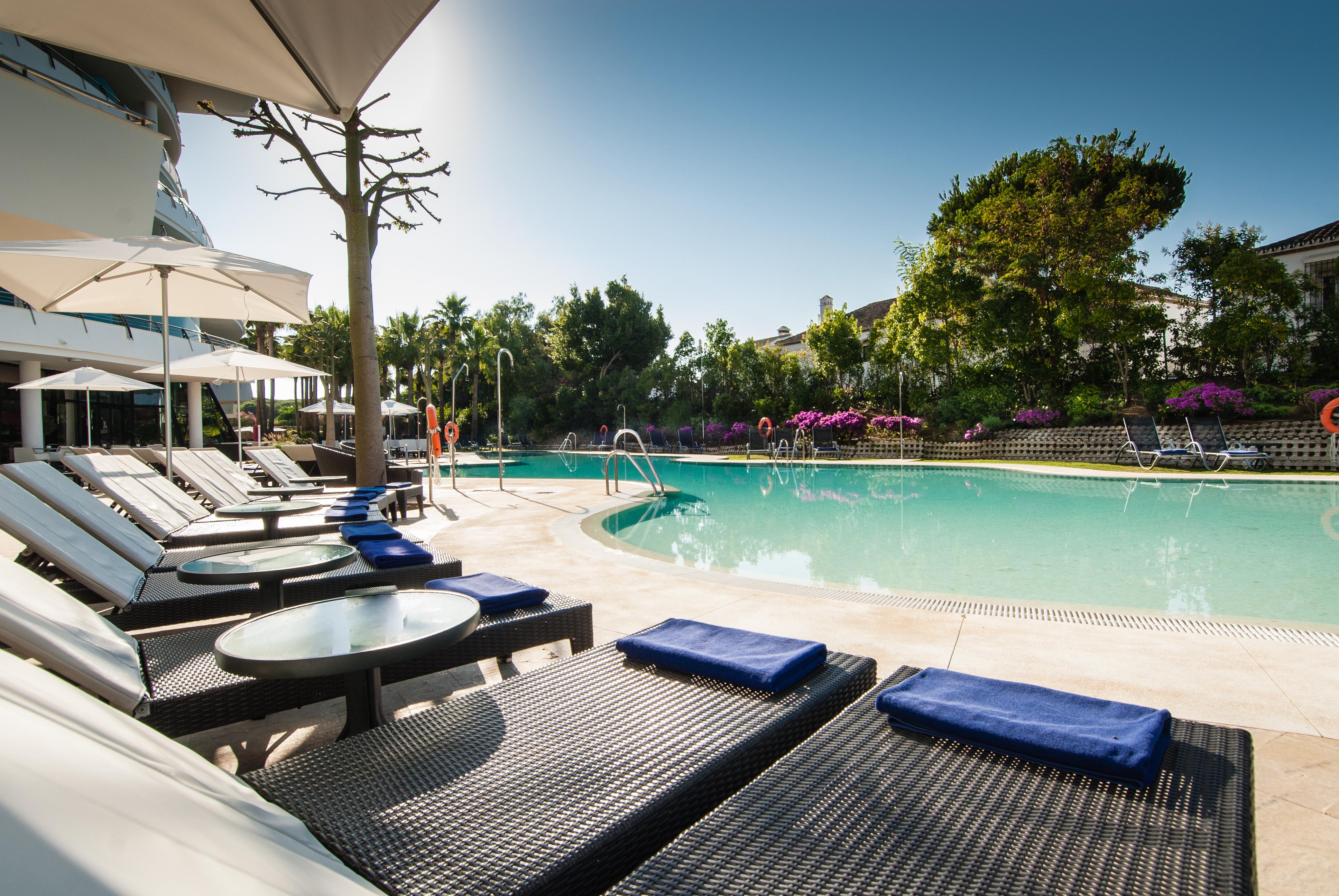 Senator Banus (Adults Only) Hotel Estepona Kültér fotó The pool at the Four Seasons Hotel