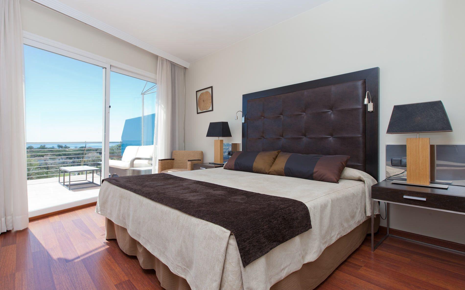 Senator Banus (Adults Only) Hotel Estepona Kültér fotó A bedroom in a hotel