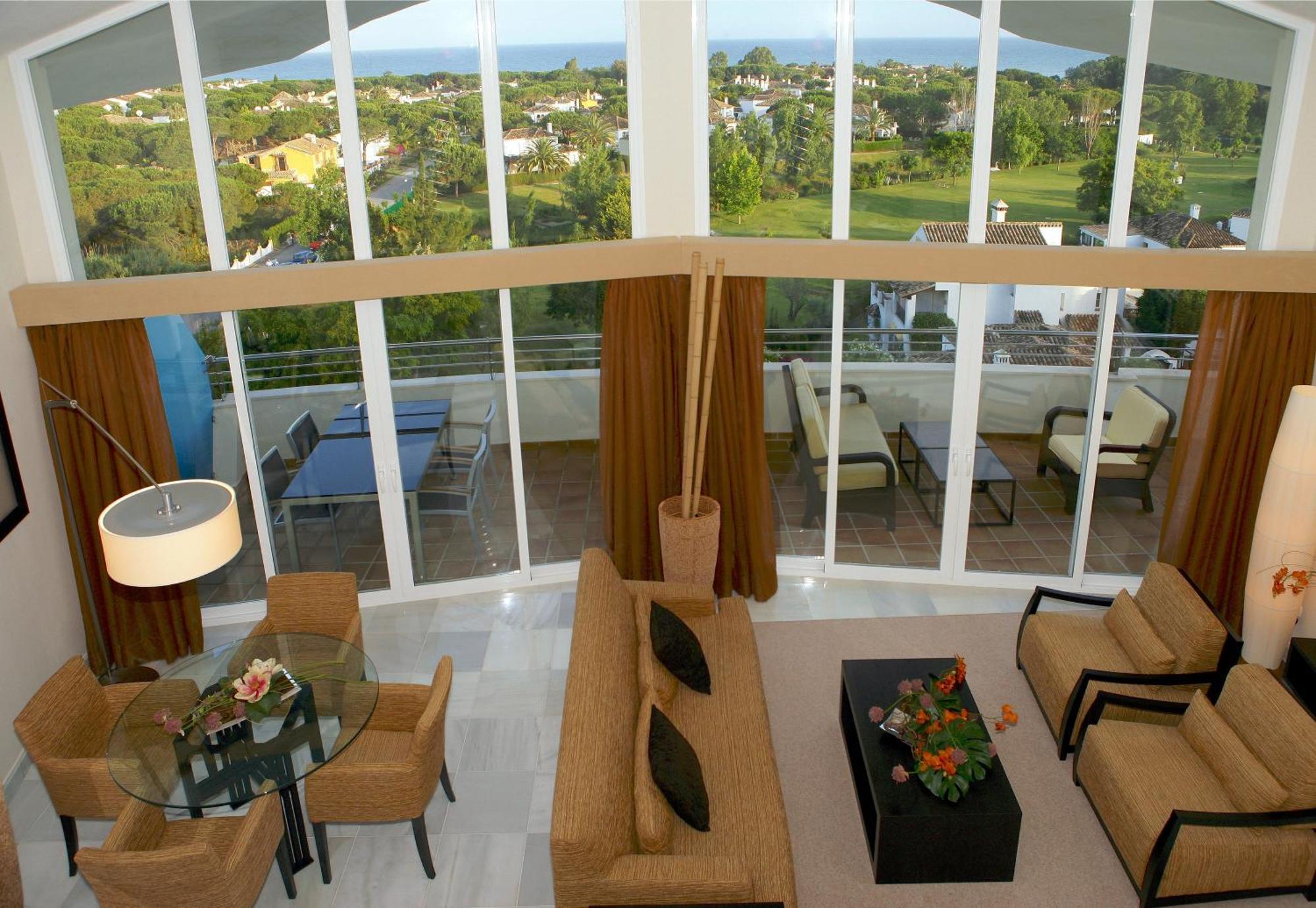 Senator Banus (Adults Only) Hotel Estepona Beltér fotó A living room in a penthouse