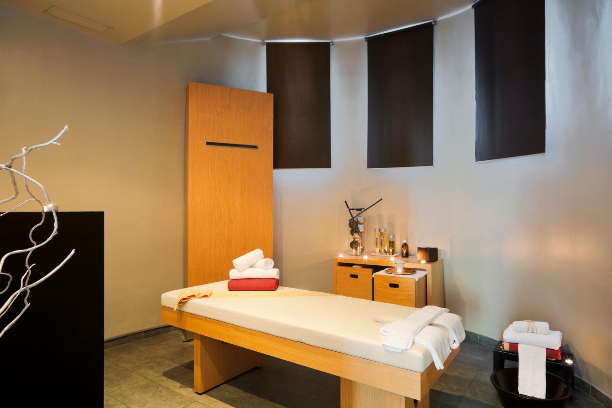 Senator Banus (Adults Only) Hotel Estepona Létesítmények fotó A massage bed